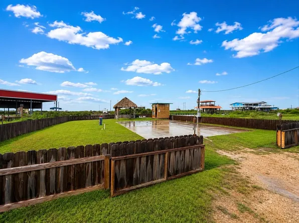 1123 Mabry St, Gilchrist, TX 77617