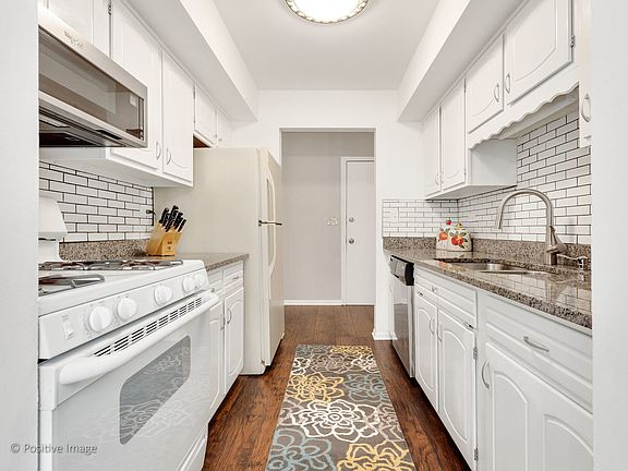 4th image of 2037 Country Club Dr APT 26
