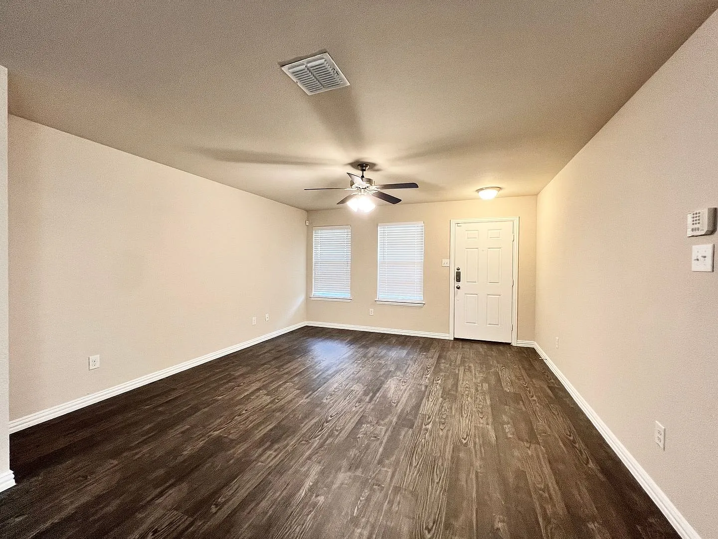 Cozy 3-Bedroom Home Near Naval Air Station — Photo 2