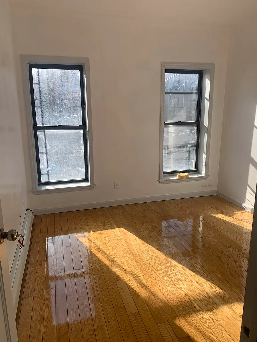 Building Photo - 564 52nd St #1