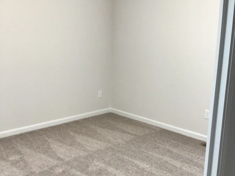 605 Hampton Dr — Photo 5
