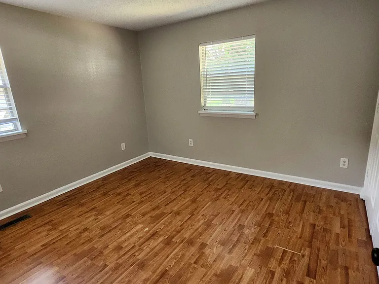 904 Sherris Ln — Photo 9