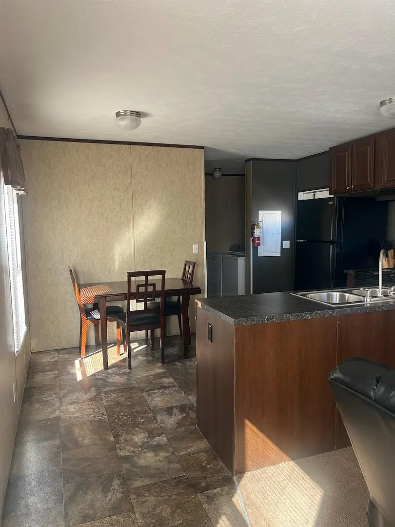 3 bed, 924 sqft, $3,500 — Photo 3