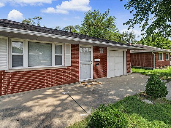 2nd image of 325 Windsor Ct