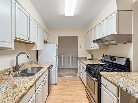 4th image of 12 N Stone Mill Dr #1012