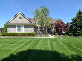 12695 Woodpine Dr, South Lyon, MI