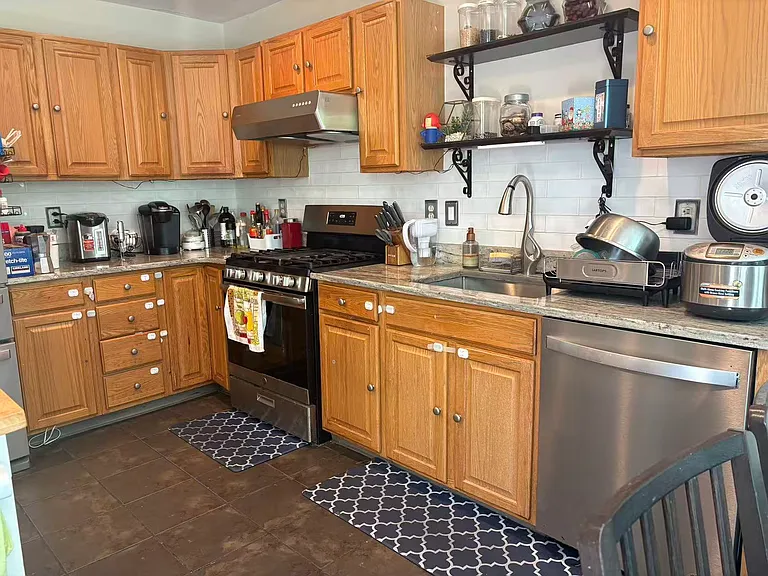 606 Harrington Ct — Photo 5