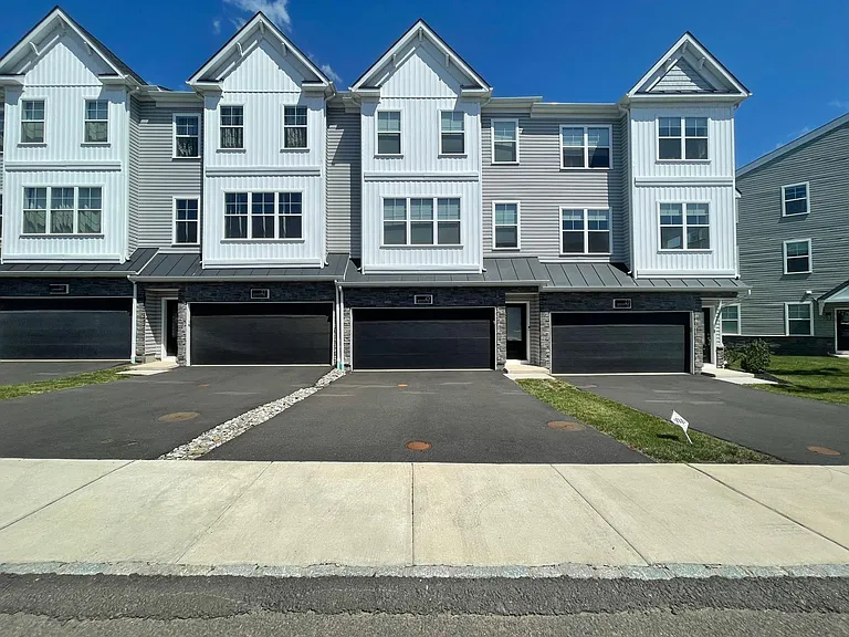 25 Warren Dr — Photo 1