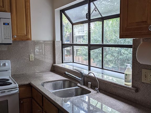3rd image of 918 Apricot Ave