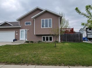 3001 Percheron Dr SE, Mandan, ND 58554