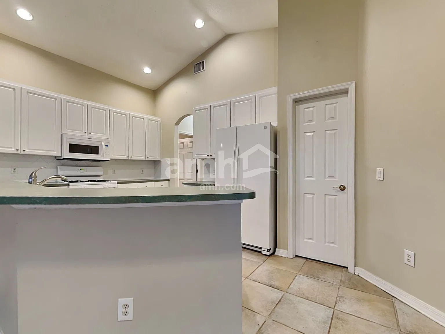 4 bed, 3.0 bath, 2321 sqft, $2,820 — Photo 4