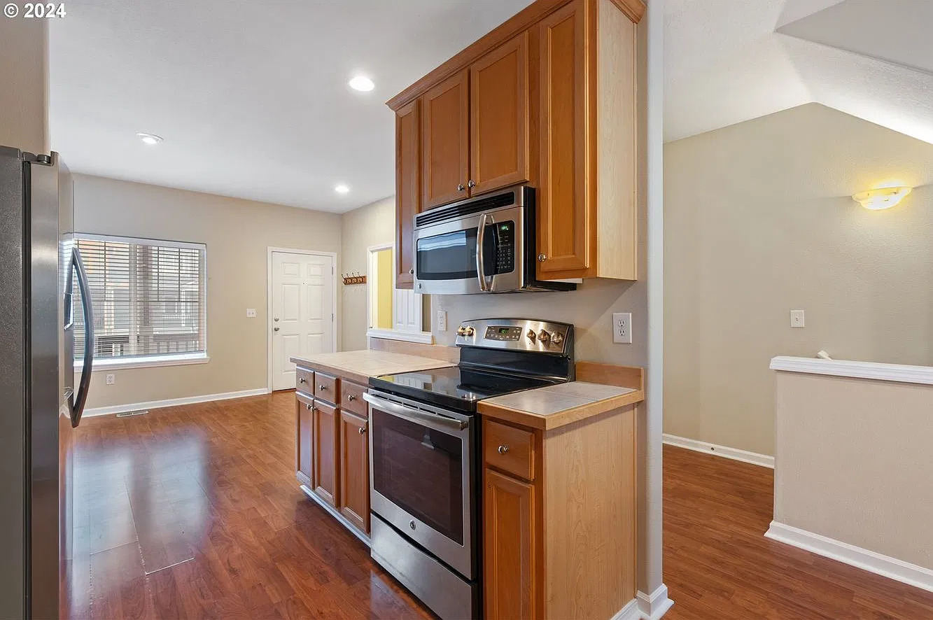 3 bed, 1946 sqft, $2,800 — Photo 3