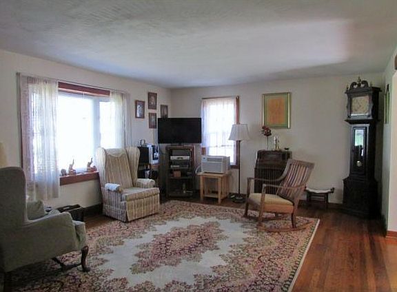 2nd image of 613 Torrance Ave