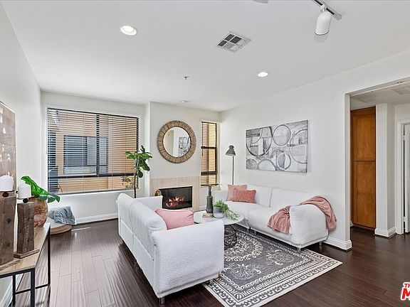 2nd image of 6938 Laurel Canyon Blvd Unit 206