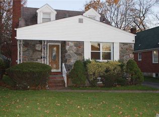 8 Irving St, Valley Stream, NY 11580
