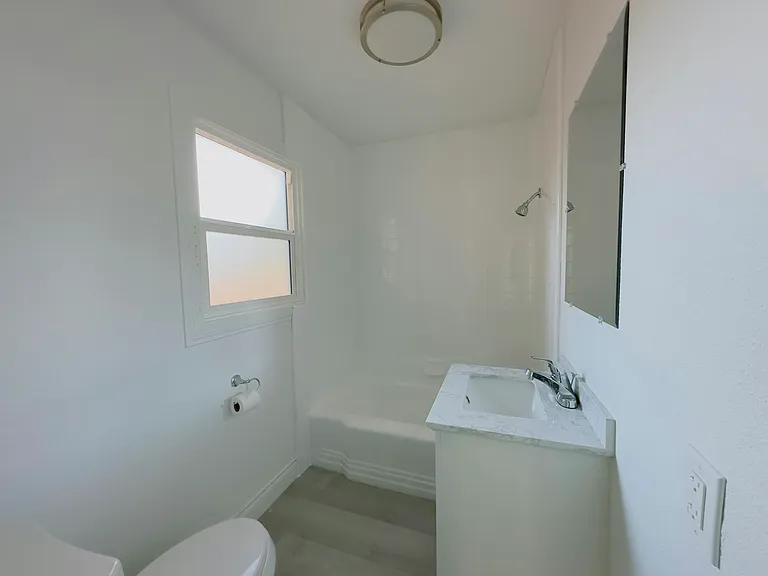 233 E Nicolet St #233 — Photo 3