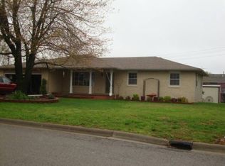 1933 Donna Cir, Lebanon, MO 65536