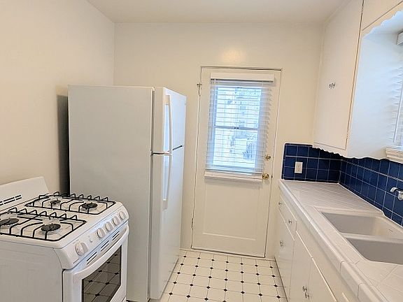 3rd image of 141 N Kenwood St APT D