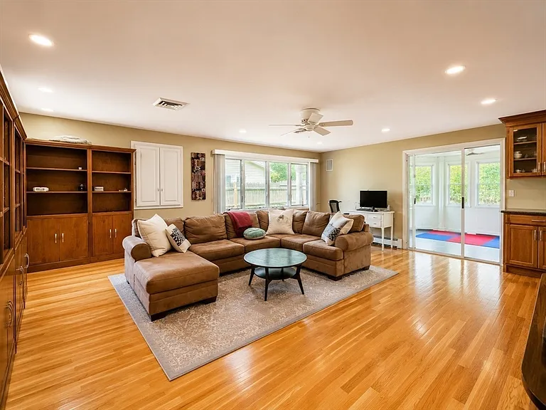 15 Leonard Rd — Photo 2