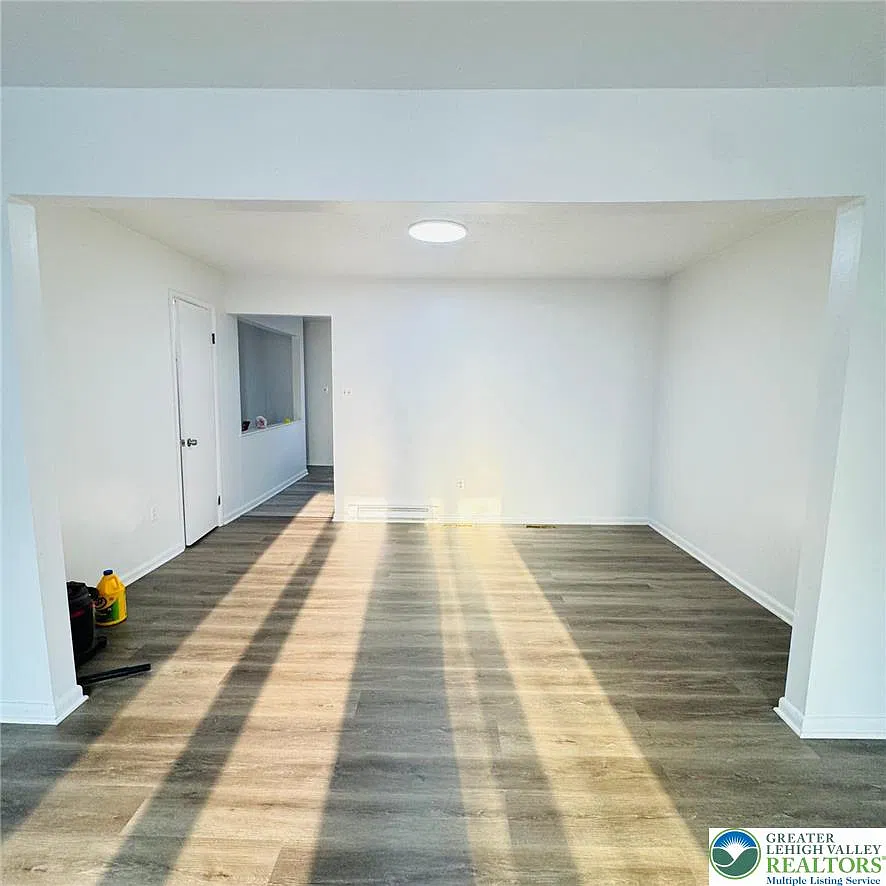 3 bed, 1.5 bath, 1696 sqft, $2,100 — Photo 3