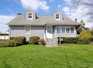 339 N Iowa Ave, Massapequa, NY 11758