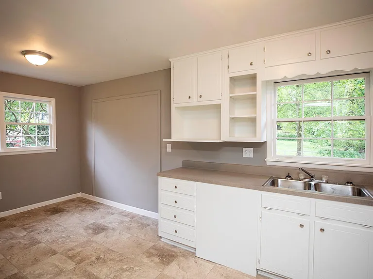 1037 Dawn Dr — Photo 7