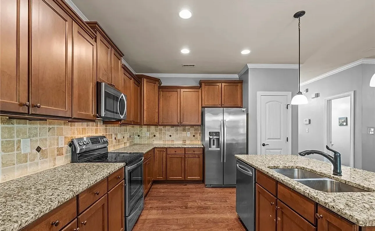 4 bed, 2.5 bath, 2427 sqft, $2,400 — Photo 3