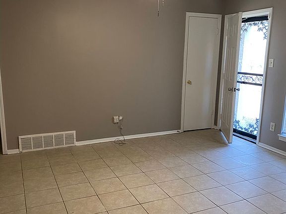 5th image of 3280 Greenway Dr