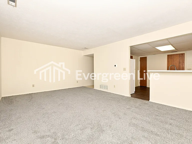 2433 Cross Village Dr — Photo 5