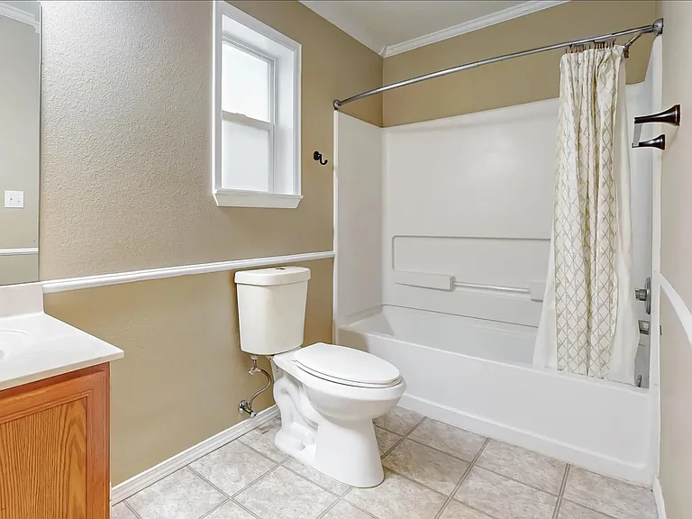 1041 Spring Valley Rd NE — Photo 2