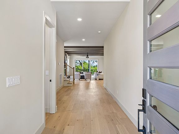 5th image of 901 S 13th St