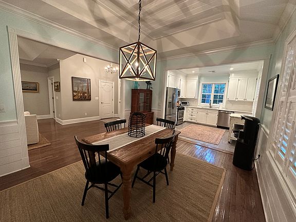 3rd image of 1425 Bloomingdale Ln