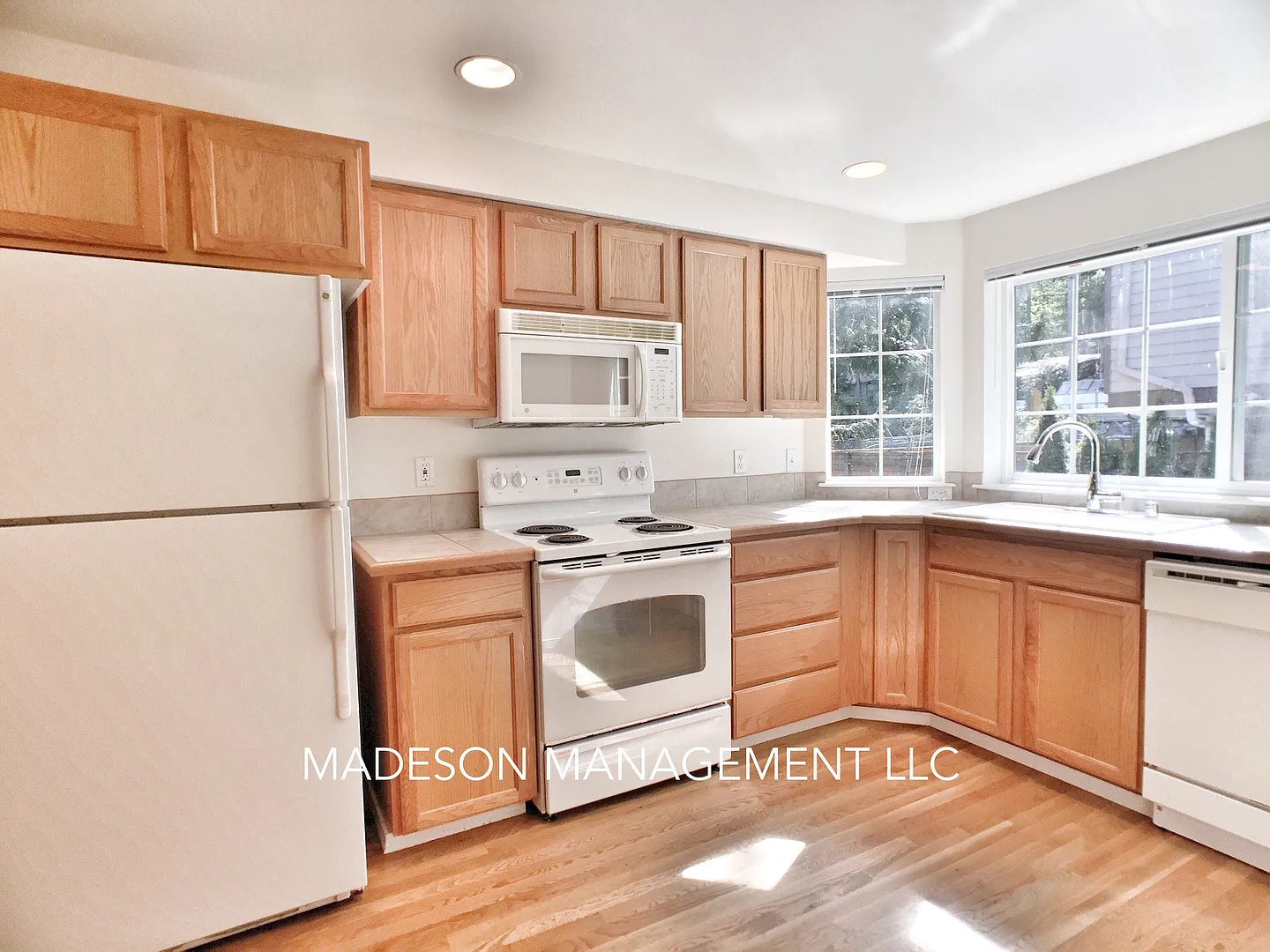 Light-Filled 2BR Townhome | Garage | Mountain Views | Steps from Jackson Park — Photo 4
