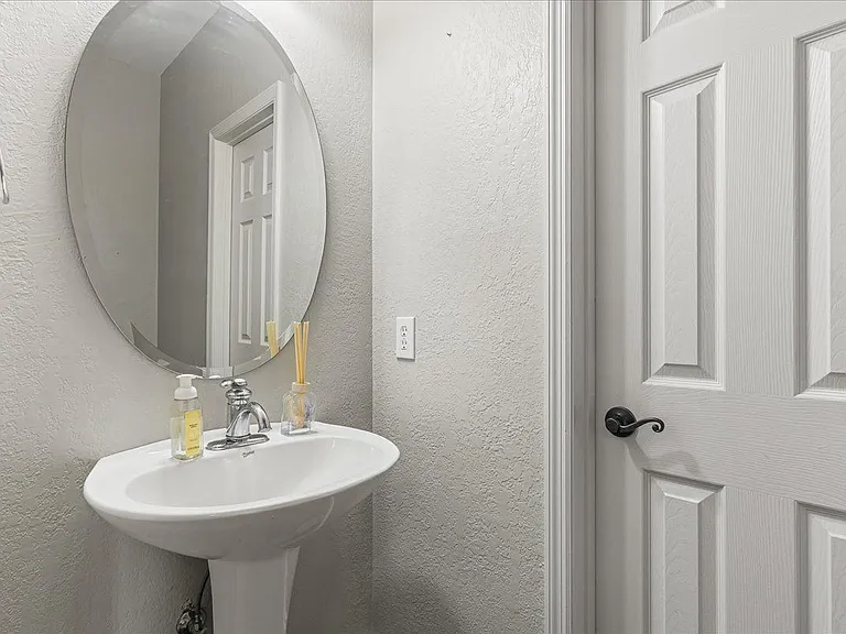 410 Ashbury Cir — Photo 9