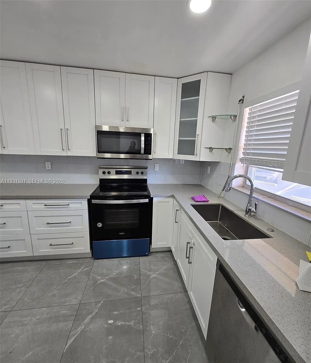 Building Photo - 5130 SW 40th Ave #2B