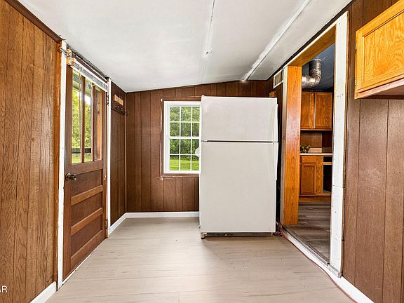 5th image of 211 Henderson Ave