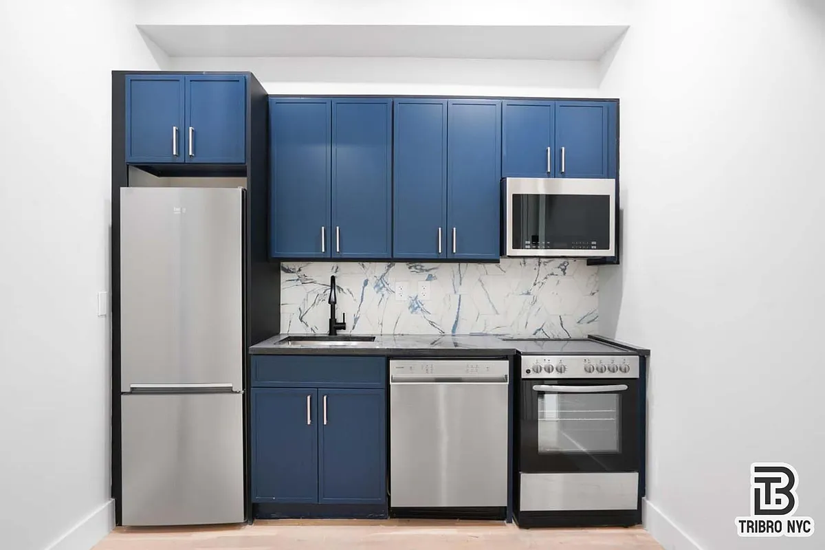 Building Photo - 141 Meserole St #2A