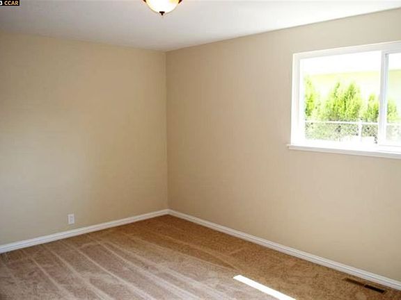 3rd image of 915 Ventura Ave