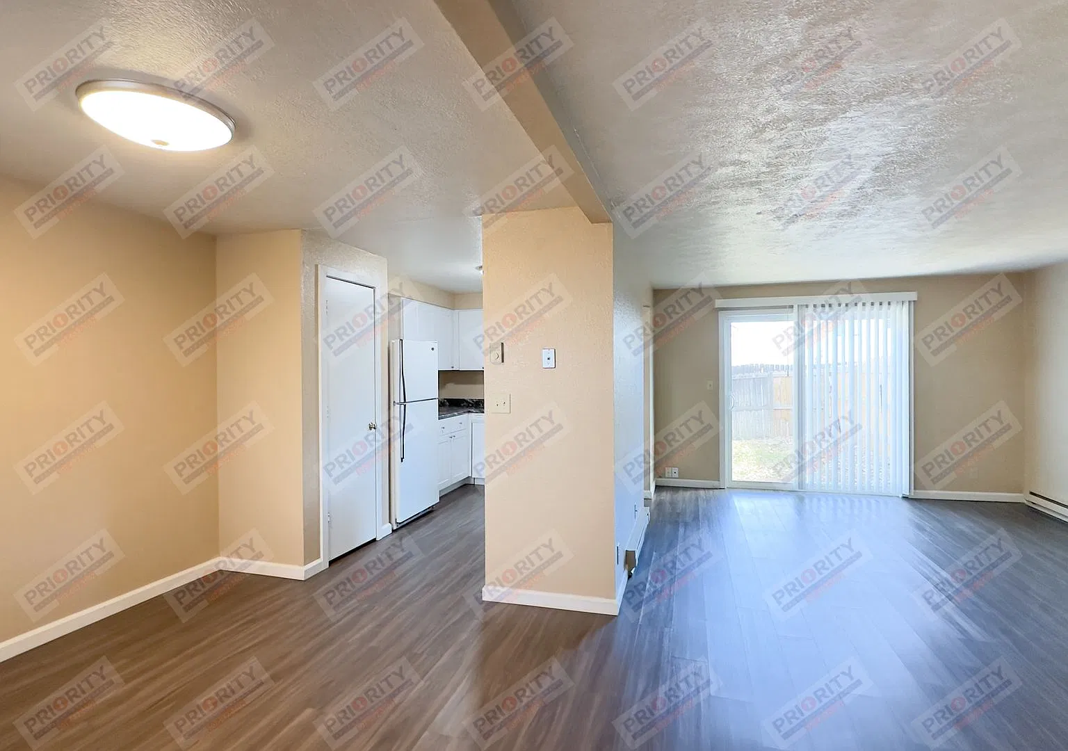 Townhouse with a 1 car garage — Photo 4