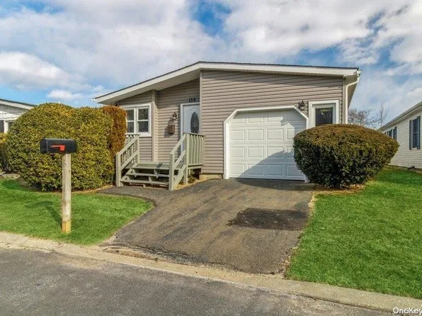 138 Village Circle W #138, Manorville, NY 11949