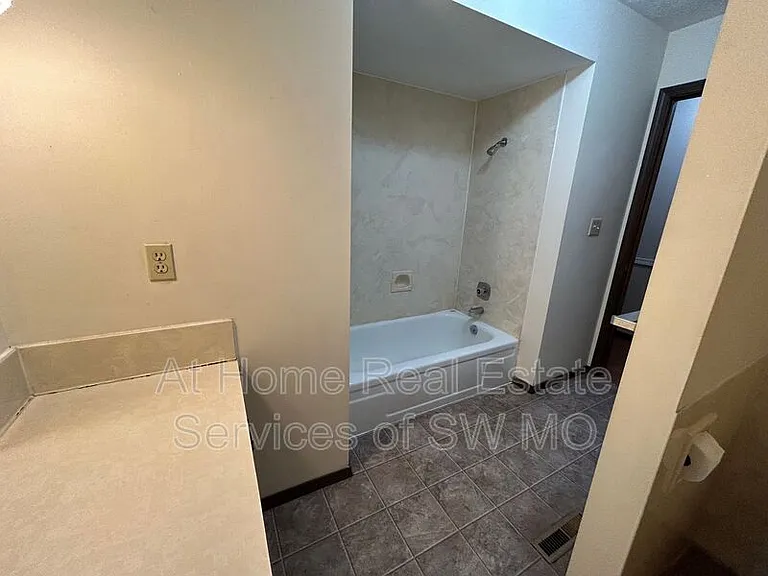 522 E Latoka Ct — Photo 4