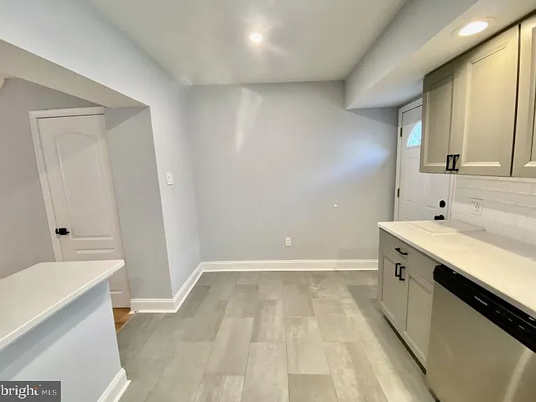 209 Daly St — Photo 8