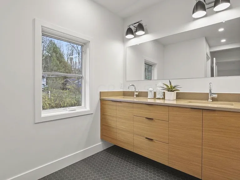 436 Broadway E — Photo 13