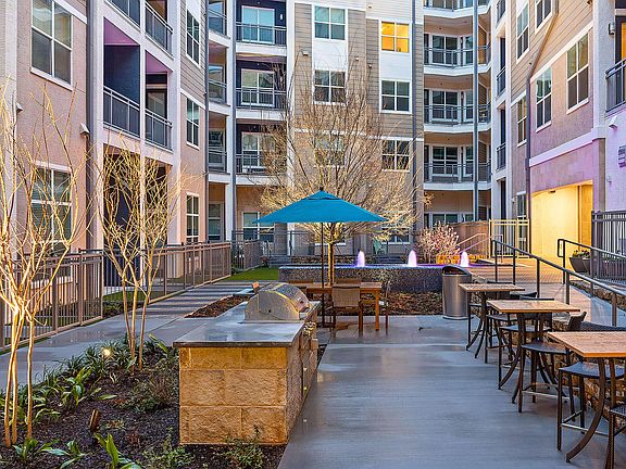 Lush Courtyard with The Cove Lounge, Resort-style Grilling Stations & Pizza Oven