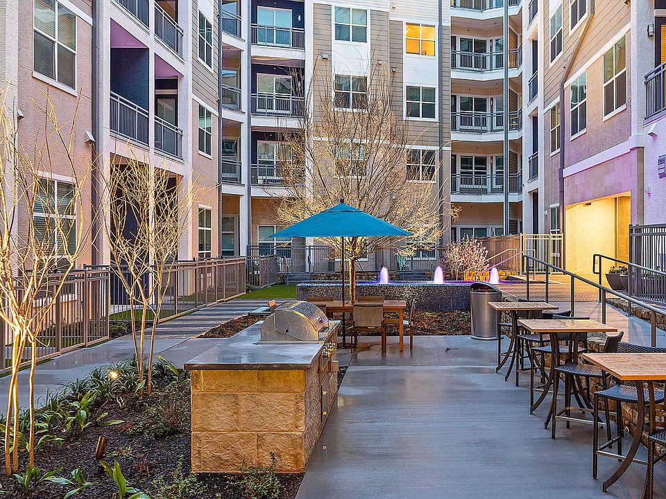 Lush Courtyard with The Cove Lounge, Resort-style Grilling Stations & Pizza Oven