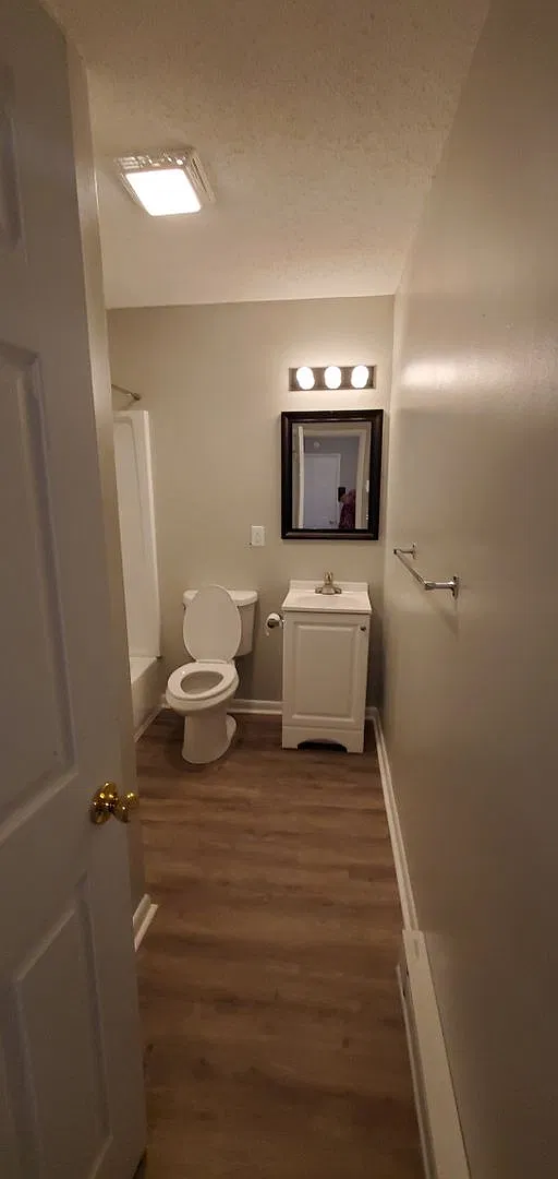 725 Akron Dr — Photo 4