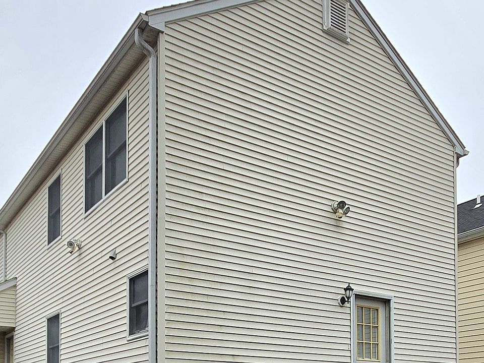 2 entrances to apartment
1 parking space included in the back