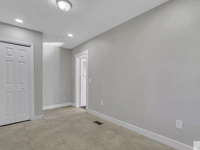 824 E 39th St — Photo 9