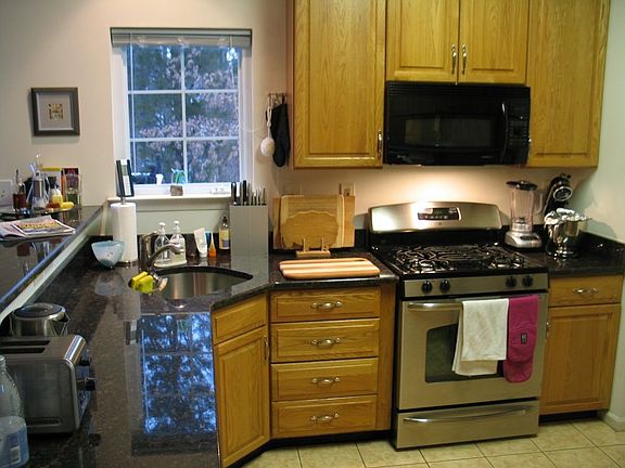 Kitchen w/ granite counter