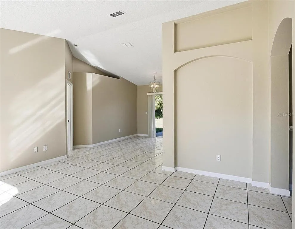 4 bed, 2.0 bath, 1640 sqft, $1,875 — Photo 3